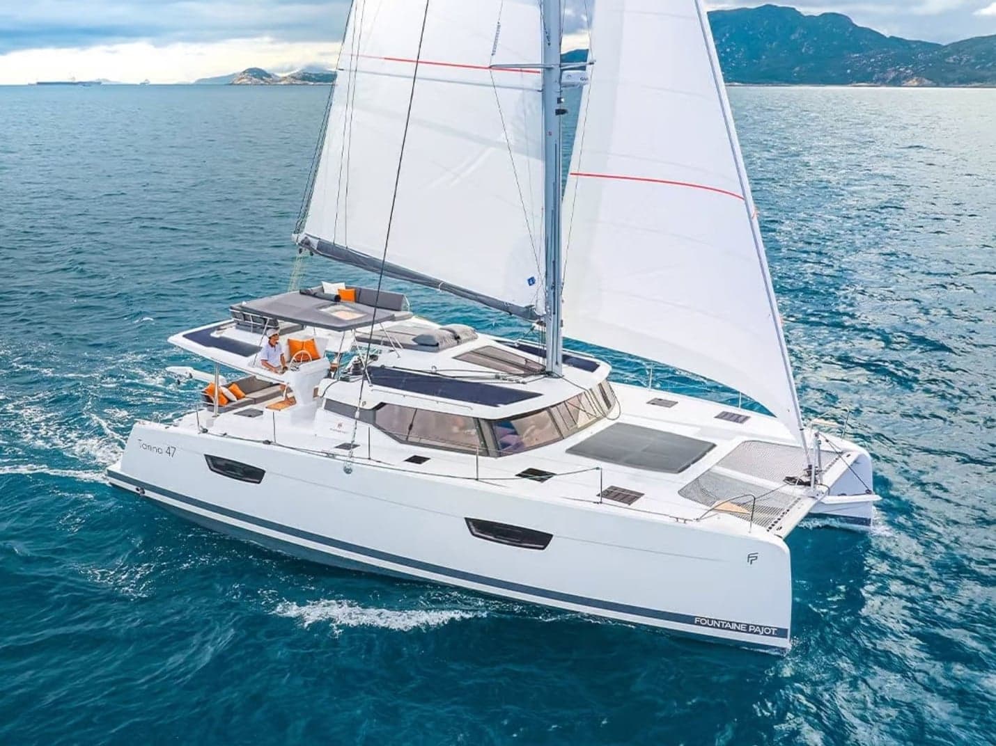 Катамаран Blue Angel Tanna 47 в марине